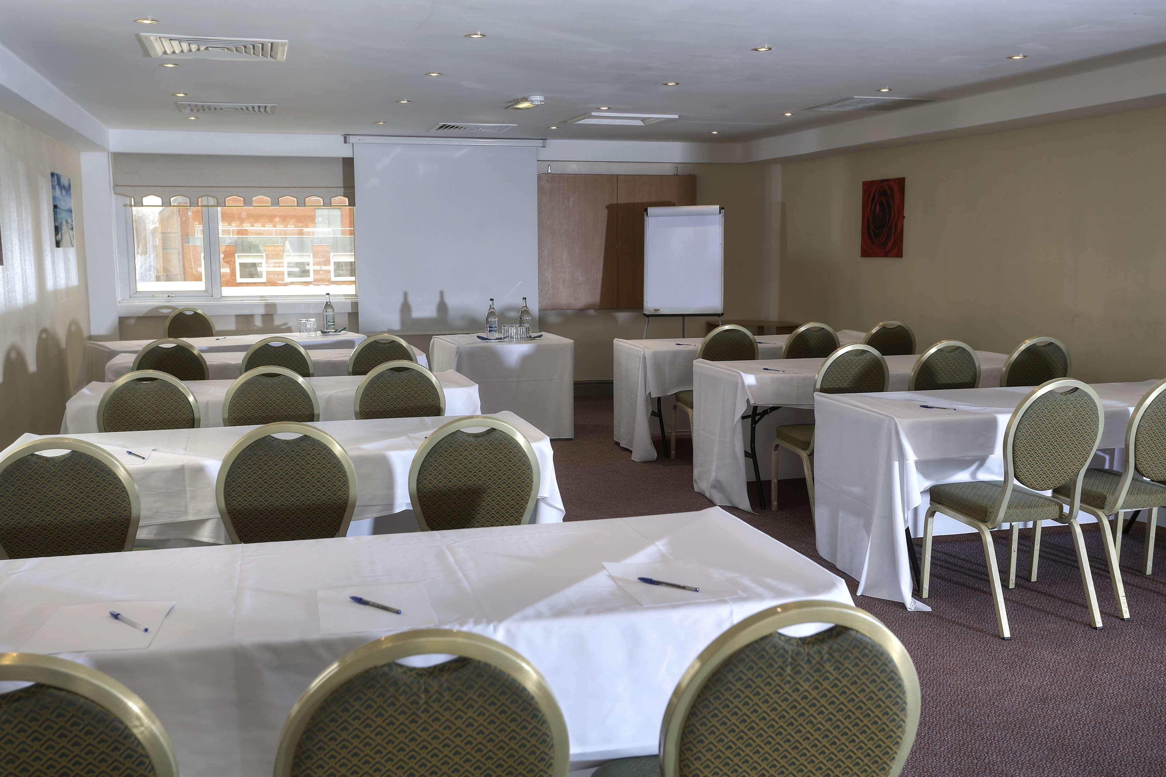 Cresta Court Hotel Άλτρινχαμ Εξωτερικό φωτογραφία