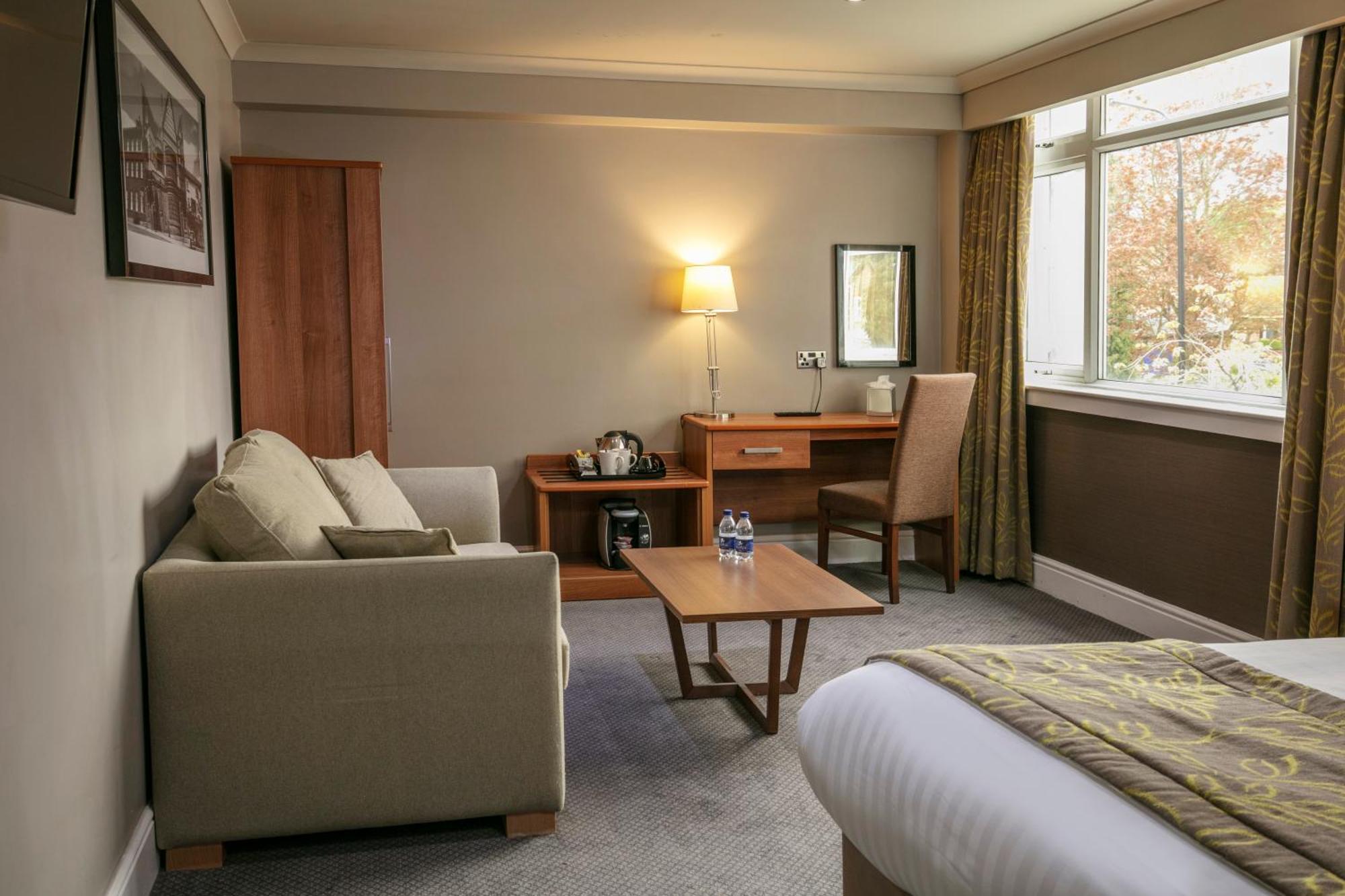 Cresta Court Hotel Άλτρινχαμ Εξωτερικό φωτογραφία