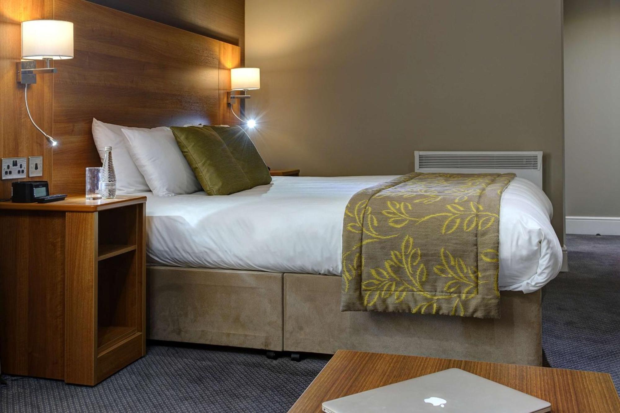 Cresta Court Hotel Άλτρινχαμ Εξωτερικό φωτογραφία