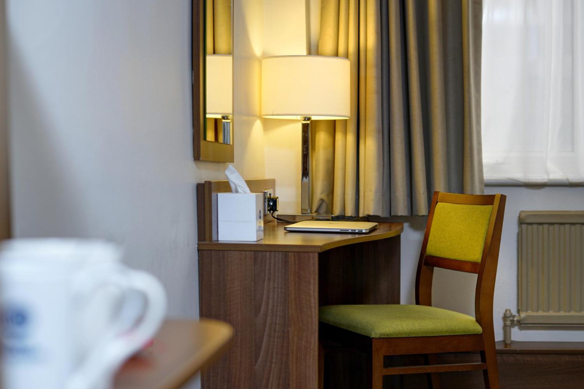 Cresta Court Hotel Άλτρινχαμ Εξωτερικό φωτογραφία